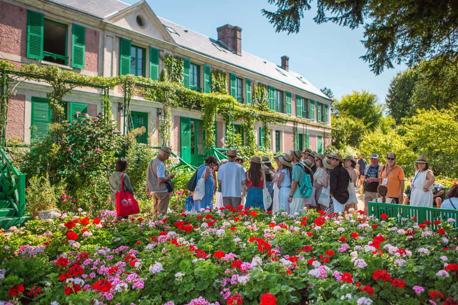 From Paris: Day Trip to Giverny & Versailles with Lunch - Live Guide vs Optional Audio: Choose the Right Mode for Your Style