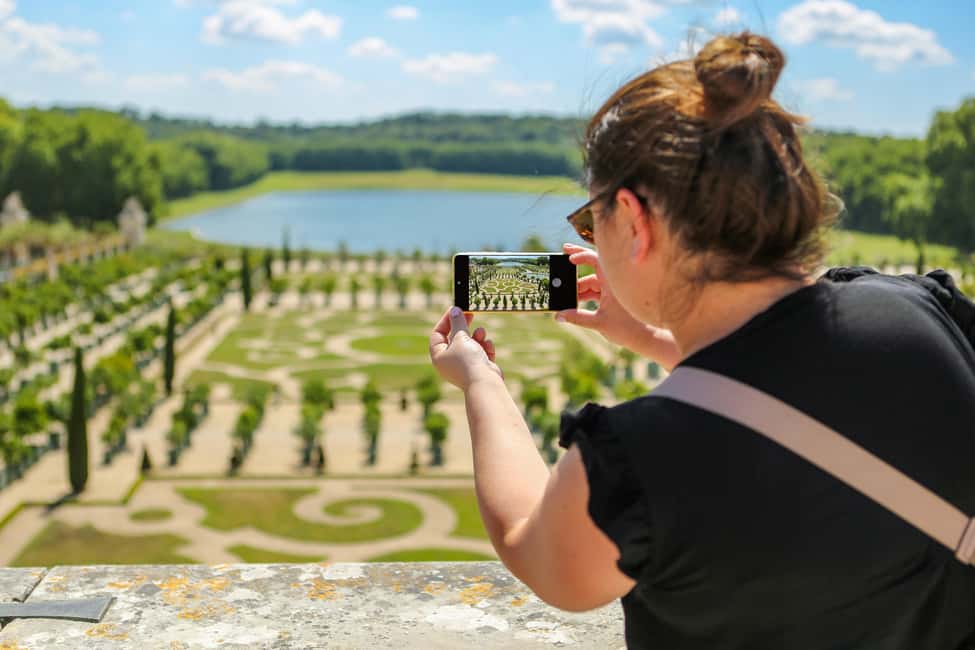 From Paris: Versailles Palace & Gardens with Transportation - Gardens and fountains: where date rules can change your cost