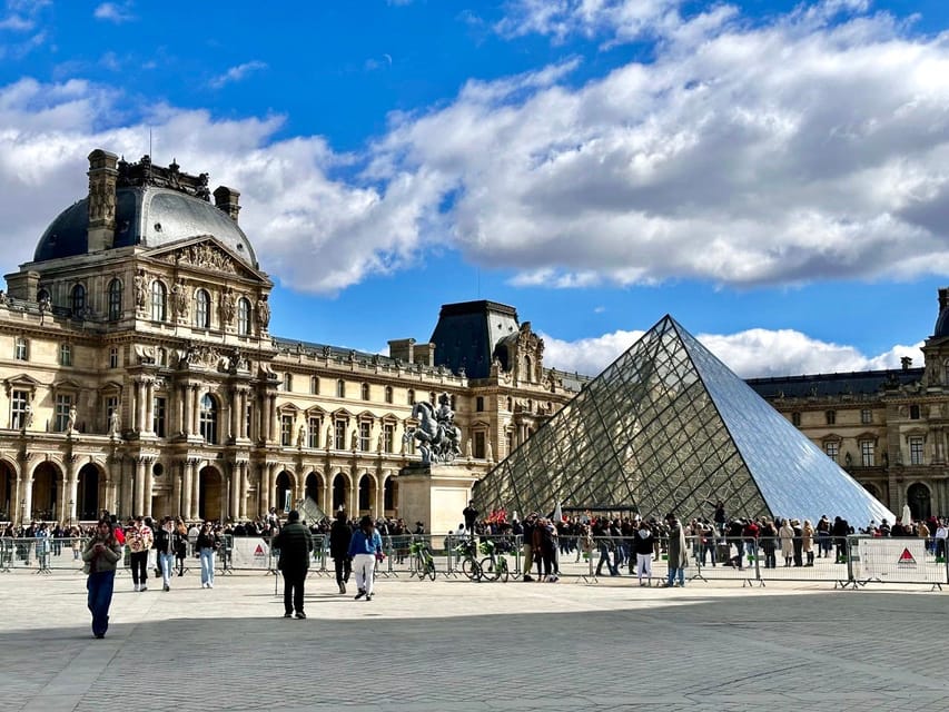 Historic Paris Walking Tour in English - How the guide style keeps everyone engaged on a small-group walk