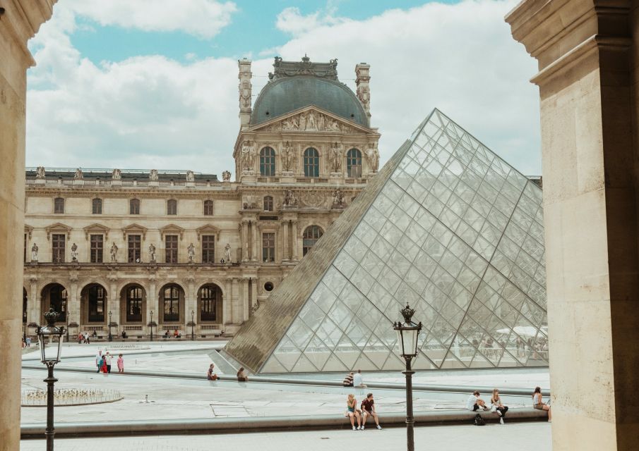 Mona Lisa & Louvre Masterpieces Tour with Reserved Access - Renaissance and Royal Rooms: Caravaggio, Michelangelo, and the Louvre as a Palace