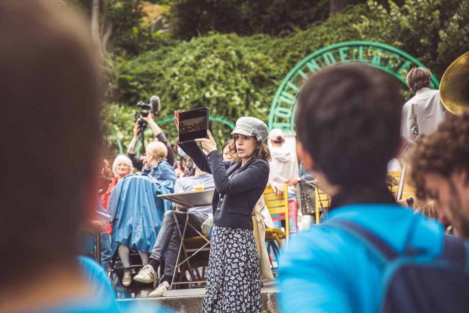 Montmartre en chansons: tour with a professional singer - Le Moulin de la Galette: the viewpoint with singer energy