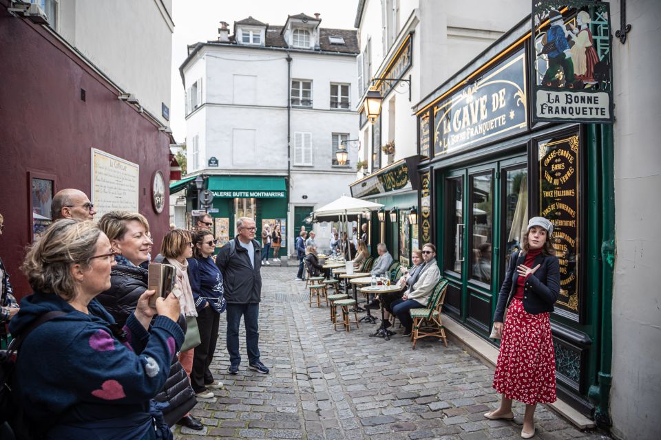 Montmartre en chansons: tour with a professional singer - Maison de Dalida and the Dalida statue: one story, one stop at a time
