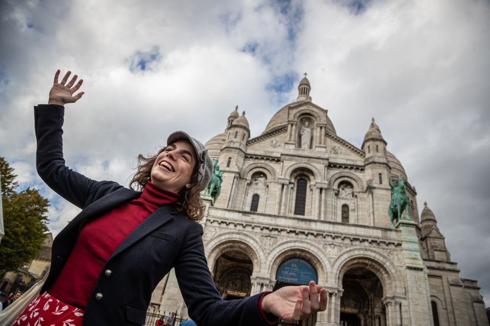 Montmartre en chansons: tour with a professional singer - Rue Lepic: the street where the mood stays with you