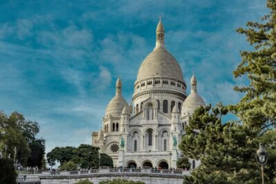 Montmartre : private family tour - Where you meet on the hill: Place Saint-Pierre
