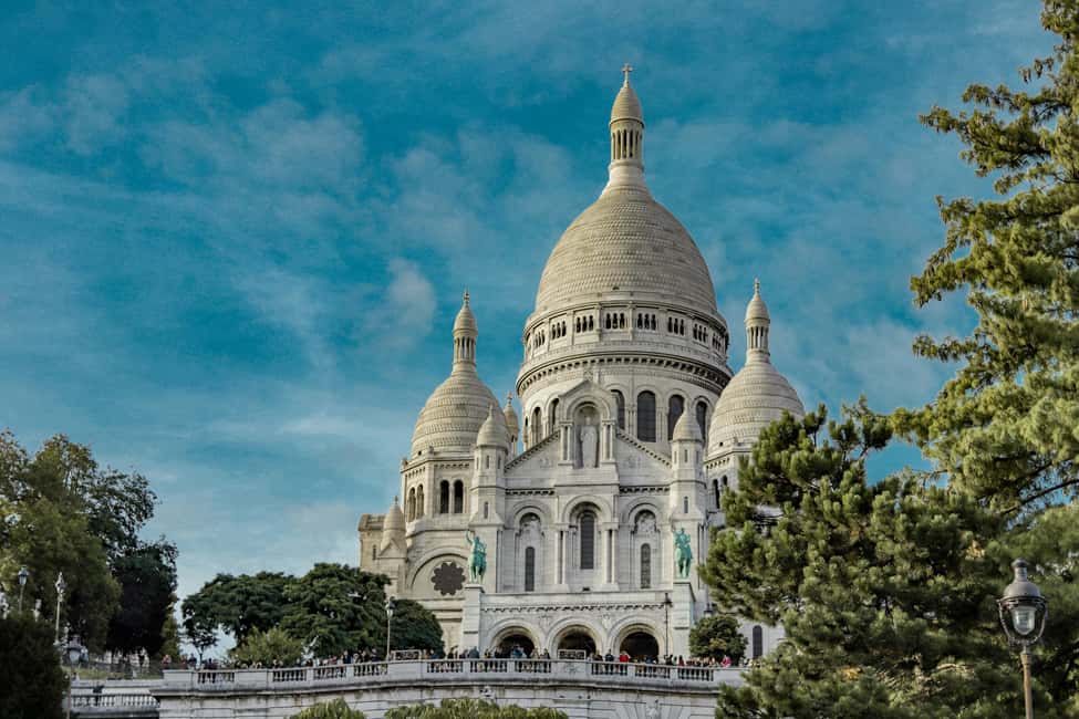 Montmartre : private family tour - Where you meet on the hill: Place Saint-Pierre