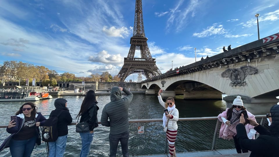 Paris: 1-Hour Sightseeing Cruise and 3-Course Bistro Dinner - Picking your order: dinner first or cruise first