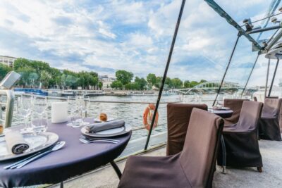 Paris: 3-Course-Dinner Cruise on the Seine with live music - Picking the right service tier: how seating affects your photos