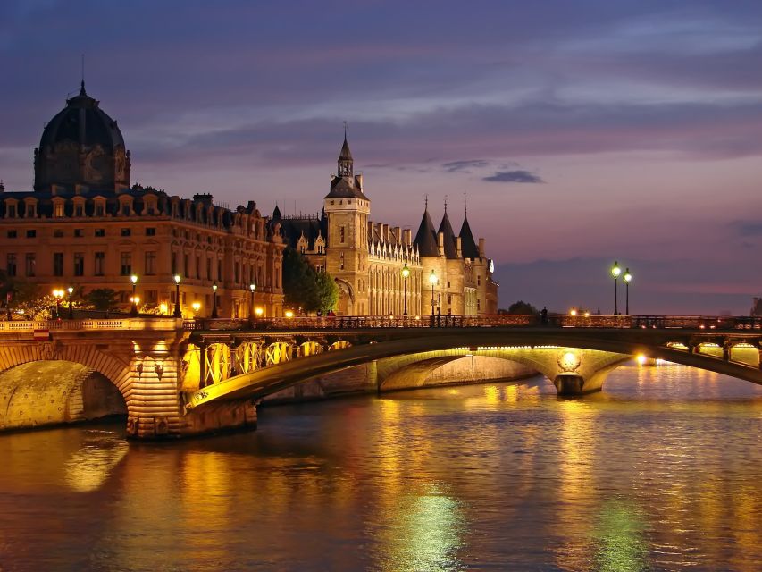 Paris: 3-Course-Dinner Cruise with Wine on the Seine River - The route: Les Invalides, Musée d’Orsay, and a built-in photo plan