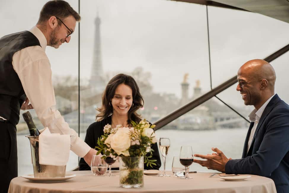 Paris: 4-Course Dinner Cruise on Seine River with Live Music - The Seine at dinner time: why this feels special