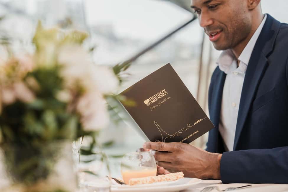 Paris: 4-Course Dinner Cruise on Seine River with Live Music - The 4-course dinner pacing: when to look up