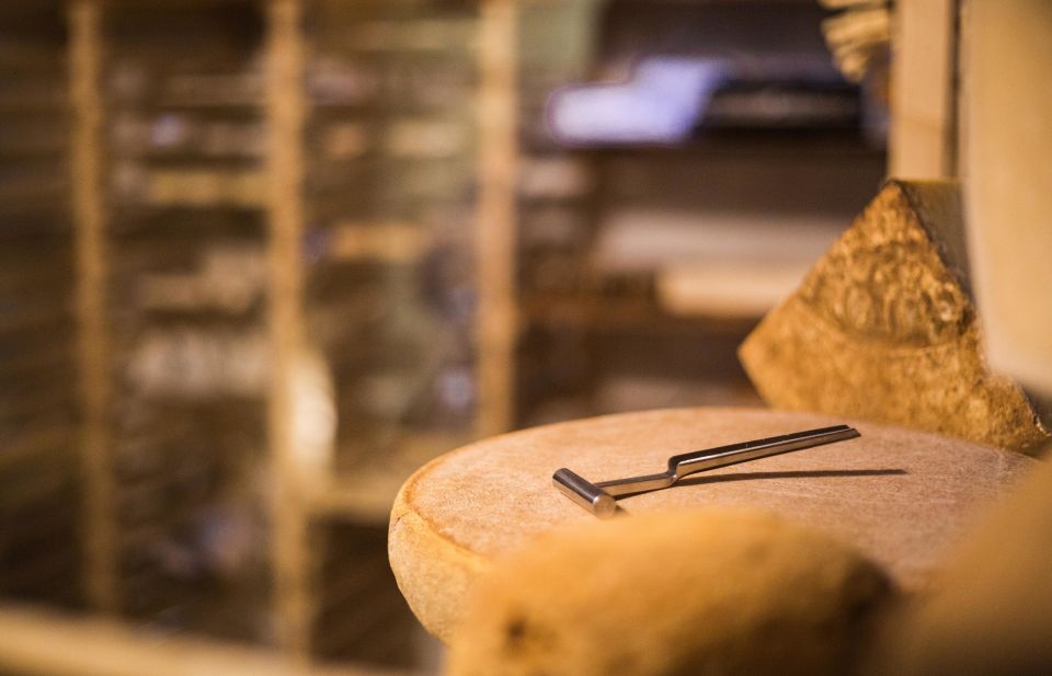 Paris: Cheese and Wine Class in a 17th Century Cellar - Where You Meet: Musée Vivant du Fromage, 39 Rue Saint Louis en lîle
