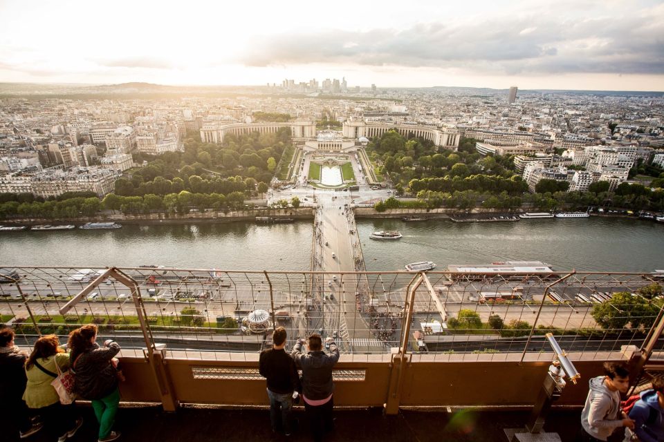 Paris: City Tour by Bus with Eiffel Tower & Optional Summit - Headphones audio guide: what you learn while you watch