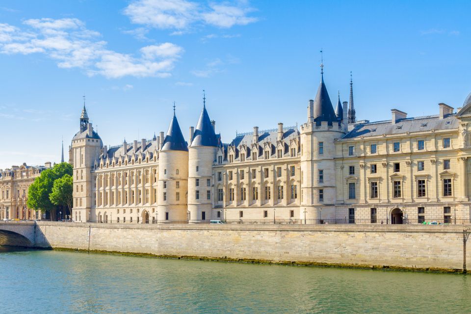 Paris: Conciergerie Ticket with Histopad - Entering the Conciergerie: palace walls with a prison purpose
