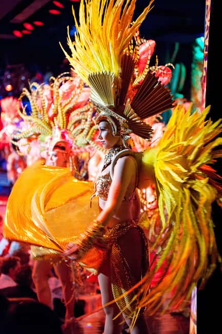 Paris: Evening Sightseeing Tour and Moulin Rouge Show - Seating, Waiting, and The Real World at a Cabaret