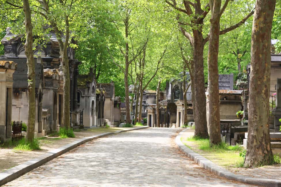 Paris: Famous Graves of Pere Lachaise Cemetery Guided Tour - Weather and timing: how the tour adapts