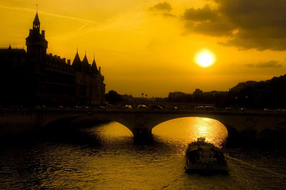 Paris: Ghosts, Legends & Mysteries Evening Walking Tour - Vert-Galant and St-Germain-l’Auxerrois: power, punishment, and panic