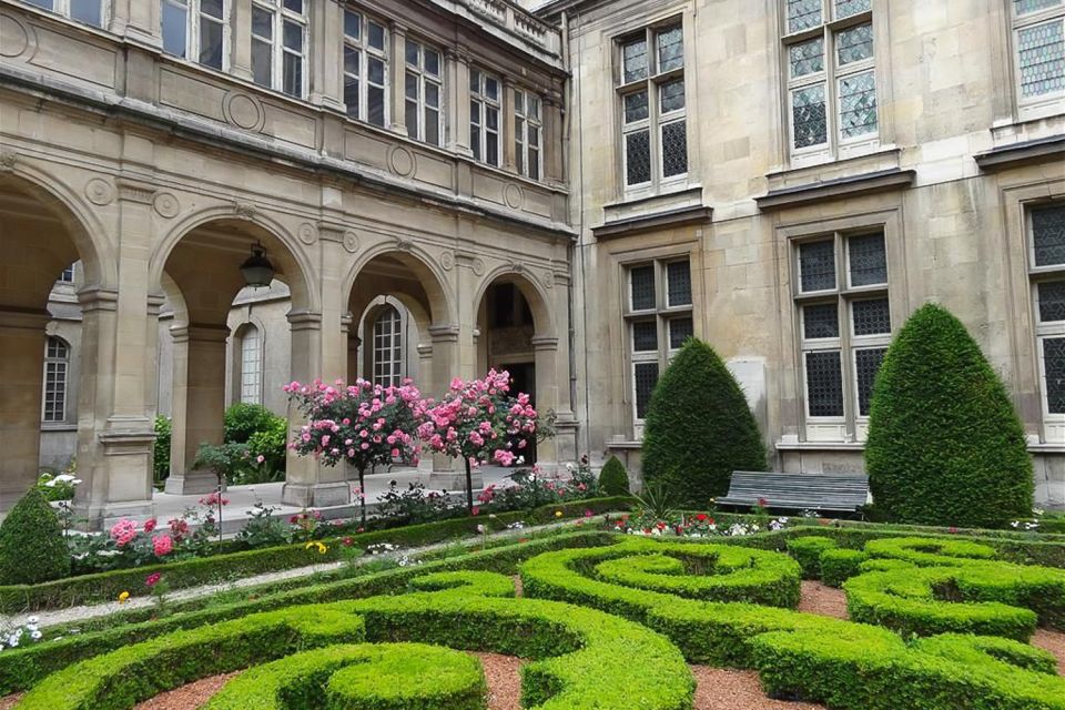 Paris: Guided tour of Marais in German - Starting at 31 Rue de Rivoli (Hôtel de Ville): easy meeting point, smart orientation