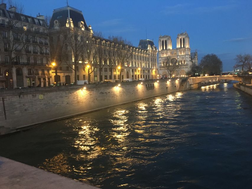 Paris: Happy Hour Evening Cruise on the Seine River - The onboard bar: what’s included, what isn’t, and what to budget