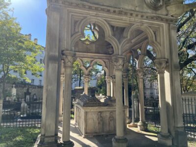 Paris: Haunted Père Lachaise Cemetery Guided Tour - Start at the main entrance and save yourself from the maze