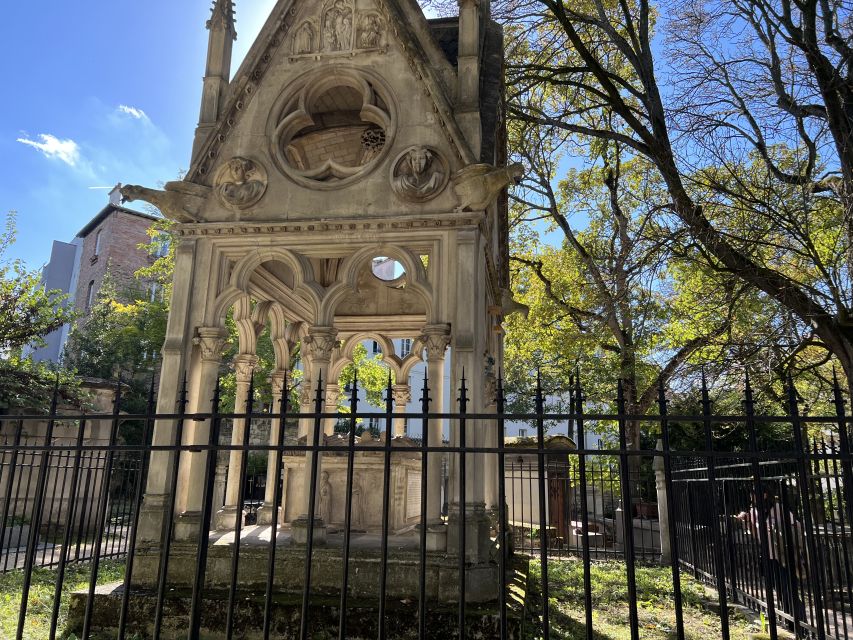 Paris: Haunted Père Lachaise Cemetery Guided Tour - The pacing: two hours that make sense in a giant cemetery