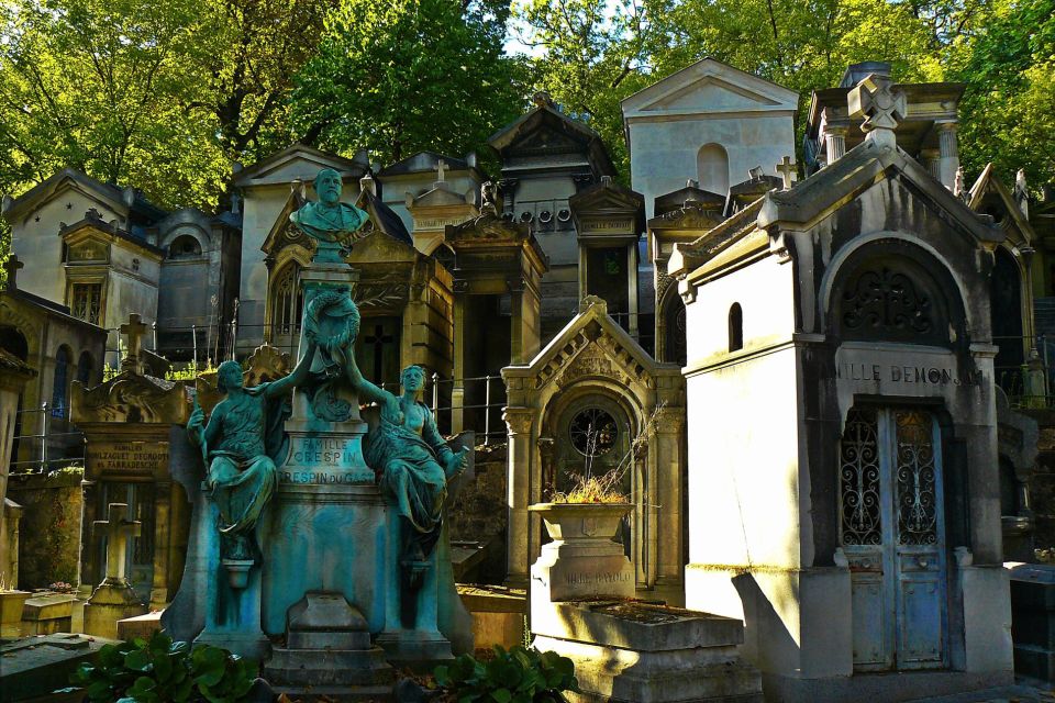 Paris: Haunted Père Lachaise Cemetery Guided Tour - Weather, light, and the eerie advantage of timing