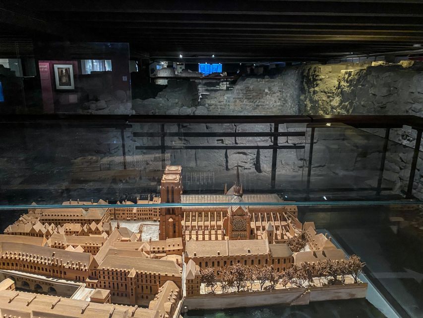 Paris: Île de la Cité and Notre-Dame Walking Tour With Crypt - Pont Neuf start: finding Henri IV and your orange sign
