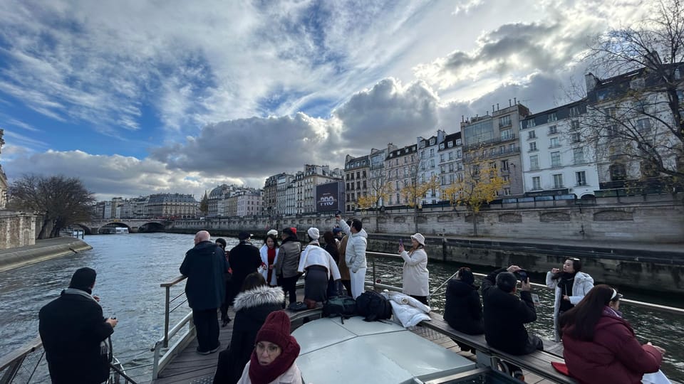 Paris: Illuminations River Cruise with Audio Commentary - The route you’ll actually see: Les Invalides to Notre-Dame to the Louvre