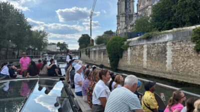 Paris: Illuminations River Cruise with Audio Commentary - Top deck vs lower deck: where you should stand for the best photos
