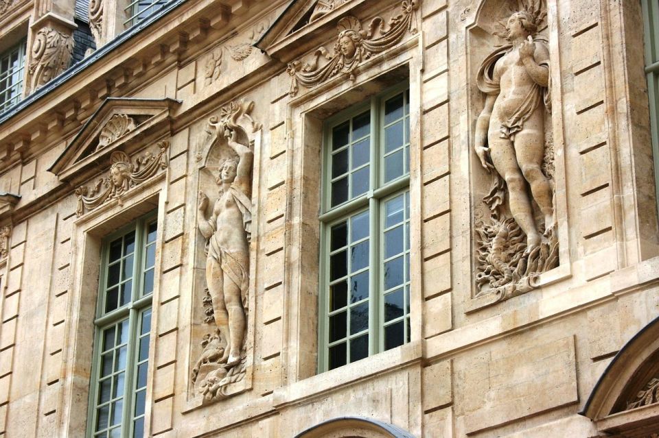 Paris: Le Marais Highlights Guided Small Group Walking Tour - The Holocaust memorial stop: a serious moment on the route