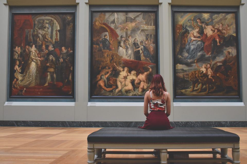 Paris: Louvre Masterpieces Tour with Pre-Reserved Tickets - The Louvre Pyramid stop: a quick orientation moment
