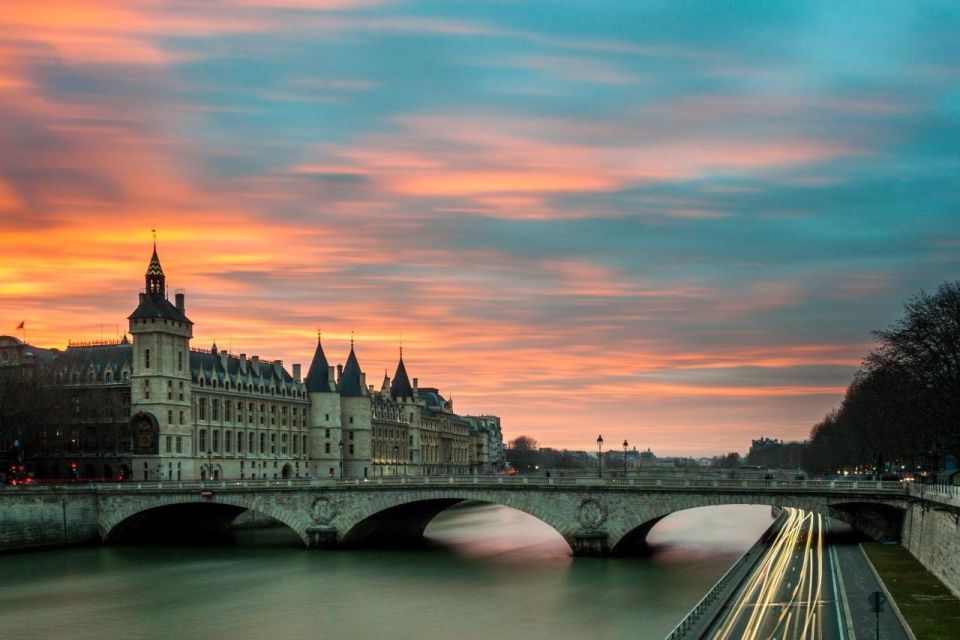 Paris: Louvre Museum Entry Ticket With Host and River Cruise - How the Louvre’s size changes your expectations (in a good way)