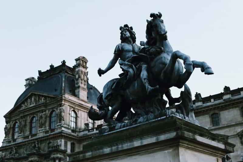 Paris: Louvre Must-See Tour with Reserved Entry Ticket - Small-group dynamics: what the best guides actually do
