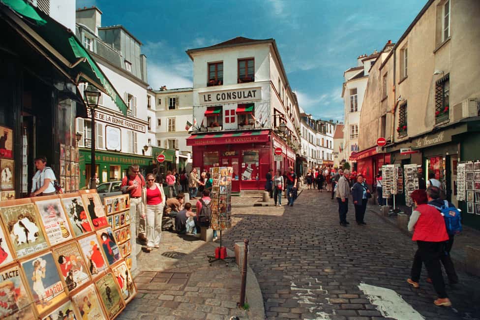 Paris: Magical Montmartre, without the crowds. Small group - Moulin Rouge and Sacré-Cœur: the “famous” stops done the useful way