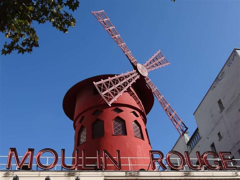 Paris Montmartre: 2-Hour City Tour in German - Place du Tertre: Where Montmartre’s artist energy shows up
