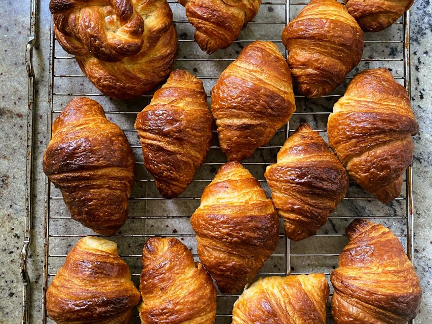 Paris: Montmartre Culture and Local Pastries Walking Tour - The labyrinth of alleyways and side streets