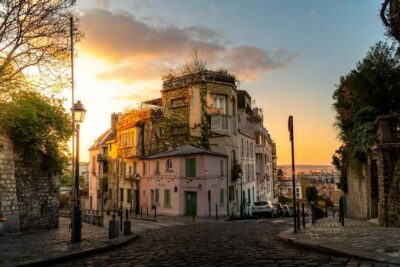 Paris: Montmartre. The old artist village+its unique charm. - Meeting at Moulin Rouge: the easy start
