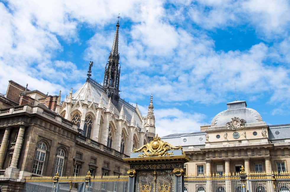 Paris: Notre Dame Outside Tour and Sainte Chapelle Ticket - Shakespeare and Company: a smart break between monuments