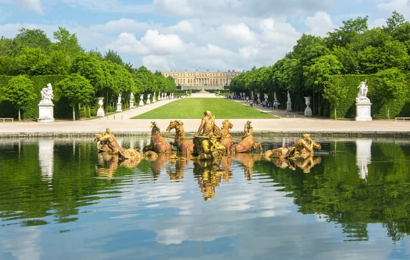 Paris: Palace of Versailles Guided Tour with Bus Transfers - Gardens of Versailles: managing 2 hours in a place that’s 1,800 acres