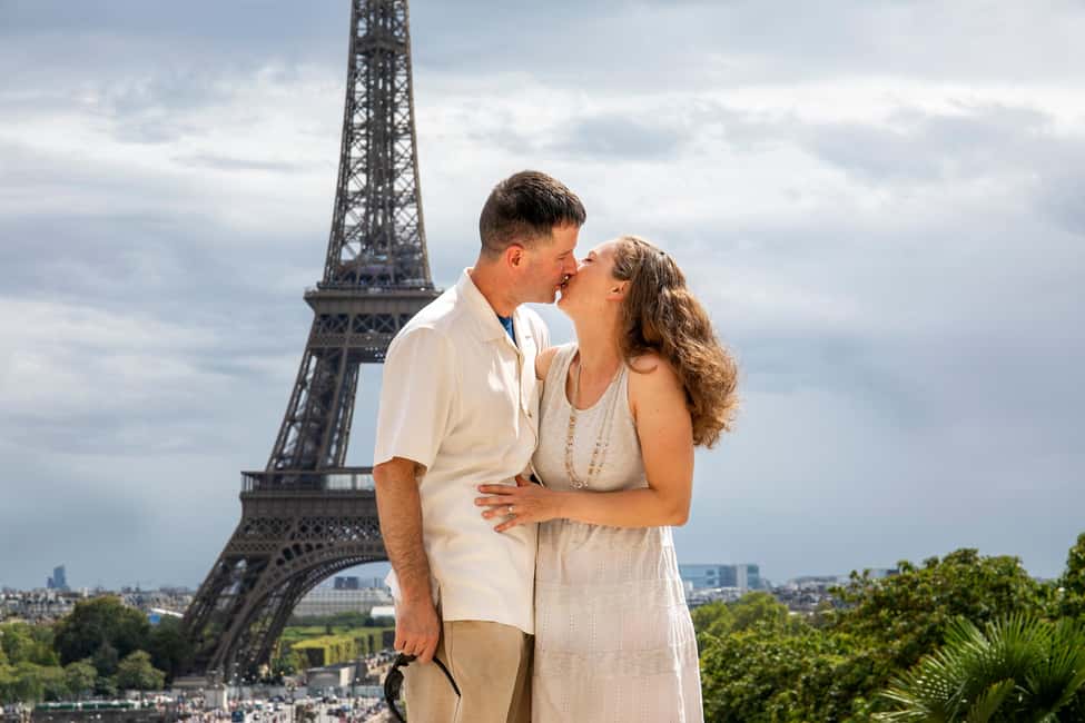 Paris: Photoshoot Around Eiffel Tower with 55 Edited Photos - Who should book this Eiffel Tower photoshoot