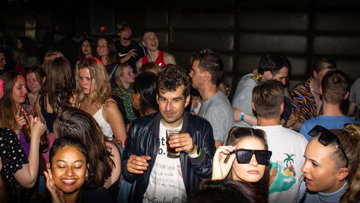 Paris: Pub Crawl with Shots and Nightclub Entry - Meeting People in Paris Without Forcing It