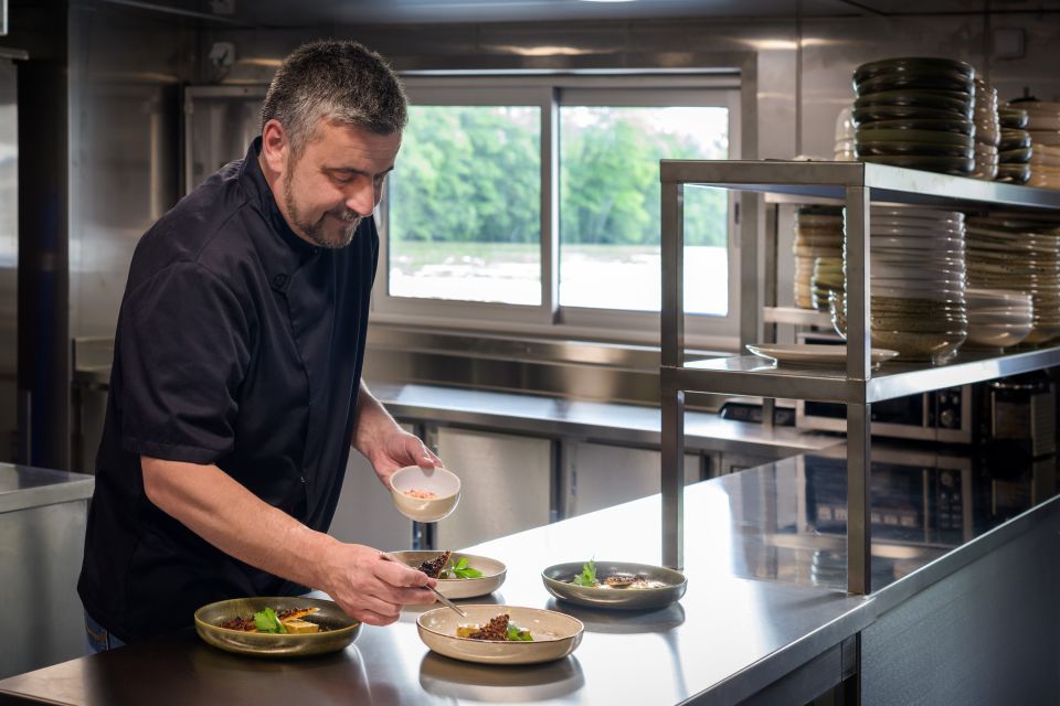 Paris: Romantic Cruise with 3-course Dinner on Seine River - Drinks and onboard extras: how to avoid the sticker-shock surprises