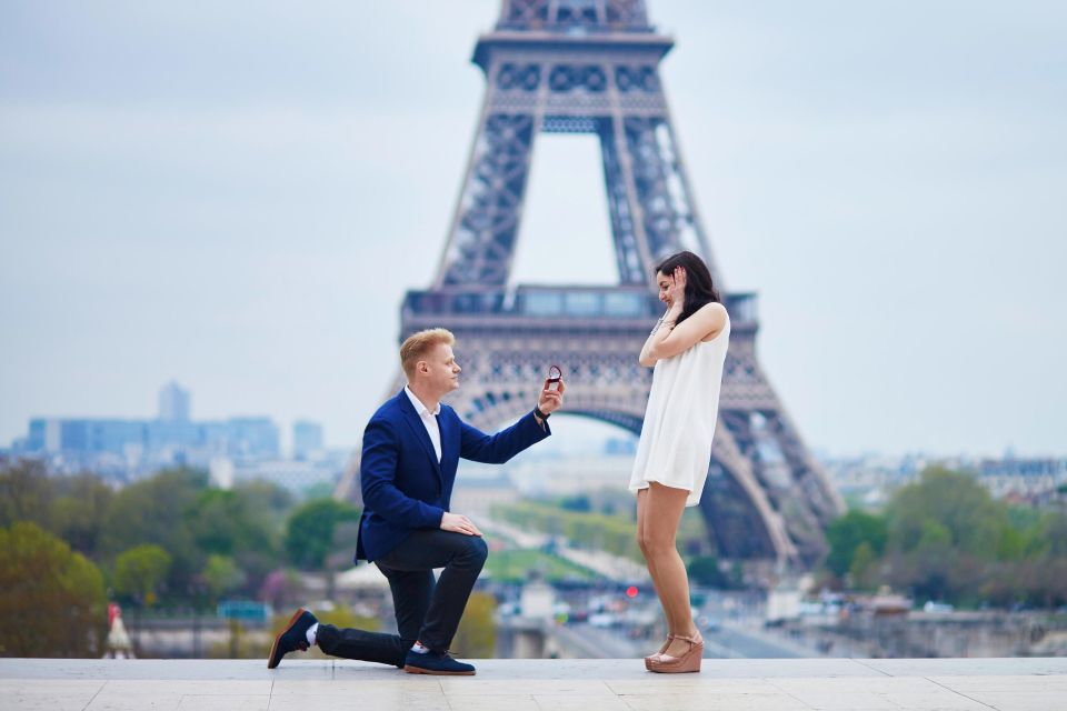 Paris: Romantic Photoshoot for Couples - Getting There: Port de Suffren is your launch point