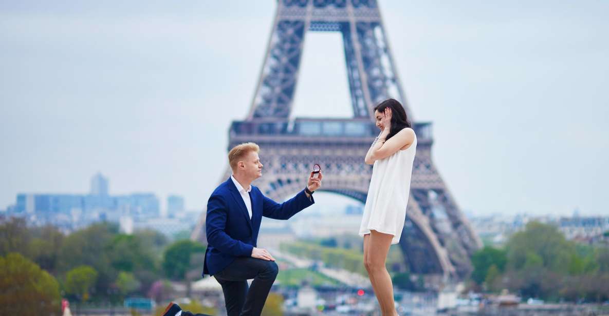 Paris: Romantic Photoshoot for Couples - Pro posing direction: the secret behind the flattering photos