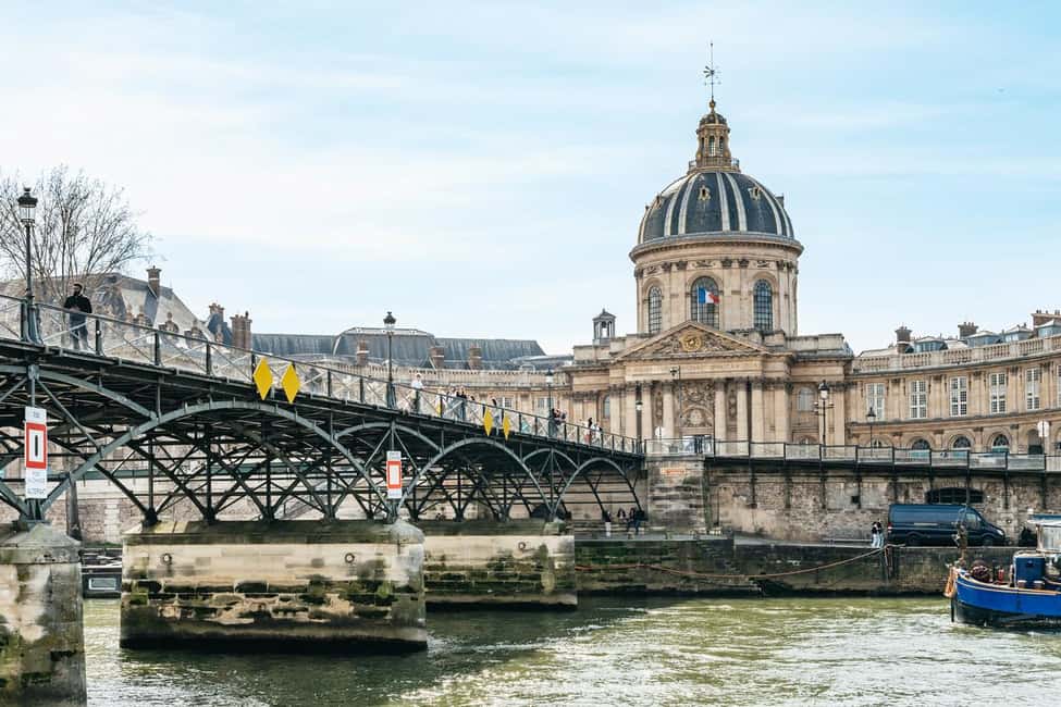 Paris: Seine Cruise and Macaron Tasting by the Eiffel Tower - Macaron tasting at MAKDAMIA: how to redeem it