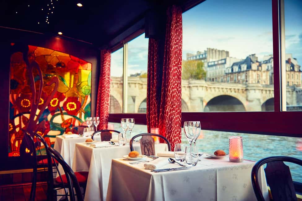 Paris: Seine River Cruise with 3-Course Dinner & Live Music - Why dinner on the Seine feels different at night