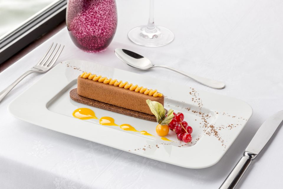 Paris: Seine River Cruise with 3-Course Dinner & Live Music - Your table: guaranteed window seating and how that changes everything