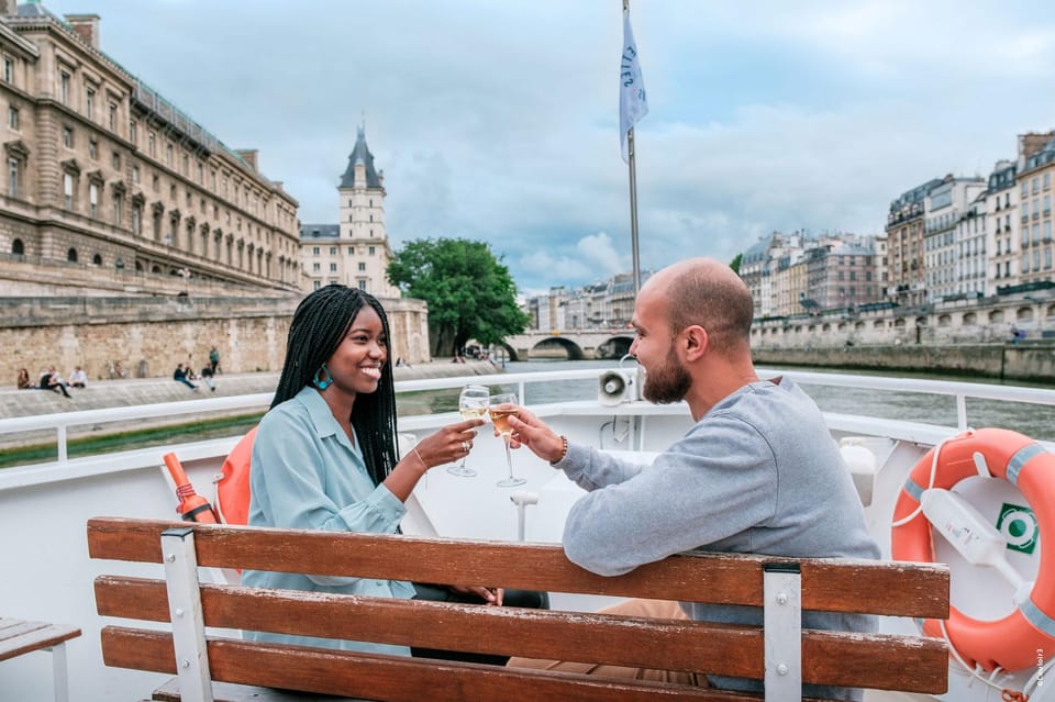 Paris: Seine River Cruise with Champagne from Eiffel Tower - Live Guide Commentary: How the English/French Mix Works