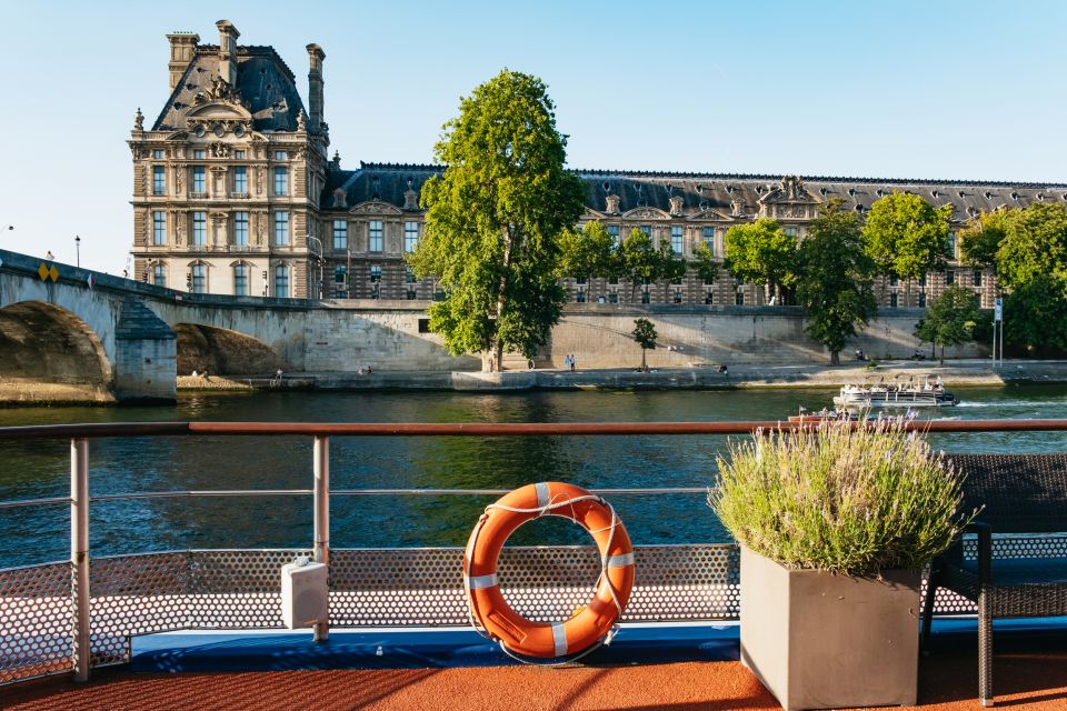 Paris: Seine River Panoramic Views Dinner Cruise - The meal timeline: what you’ll do while Paris glides by