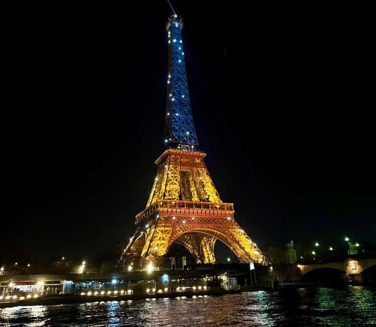 Paris: Seine River Private Cruise - Choosing the boat: standard vs larger, and who should care