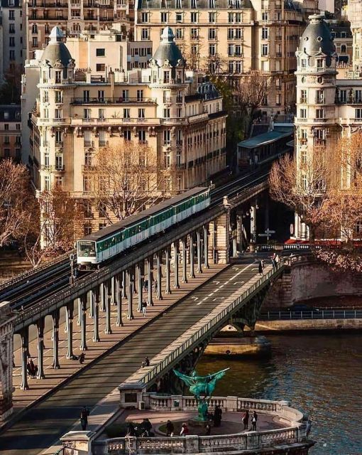 Paris Top Sights Half Day Walking Tour with a Fun Guide - Louvre Museum Area: Art Energy Without the Full-Day Commitment